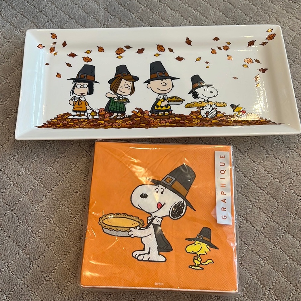 Peanuts thanksgiving serving tray or decor and brand new matching napkins.